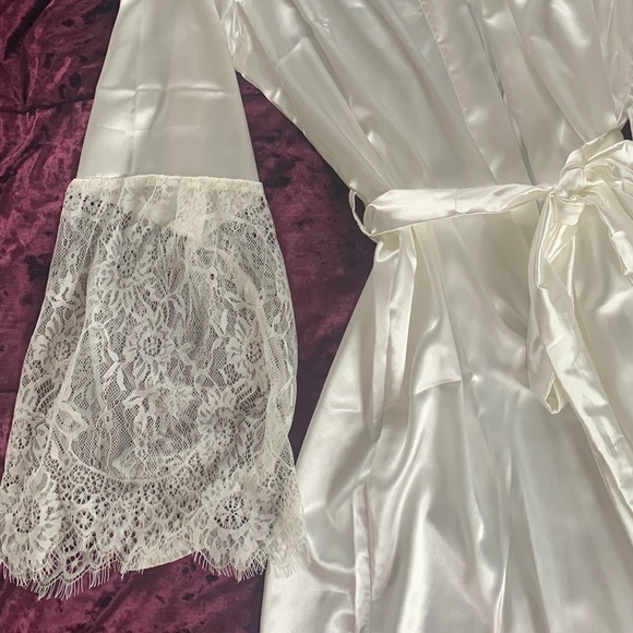 Silk robe - Picture 2 of 2